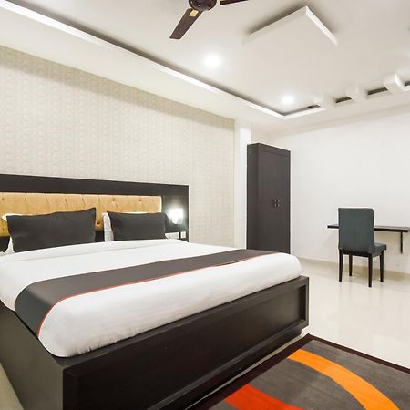 Collection O Red Velvet Premium Hotel Balianta Buitenkant foto