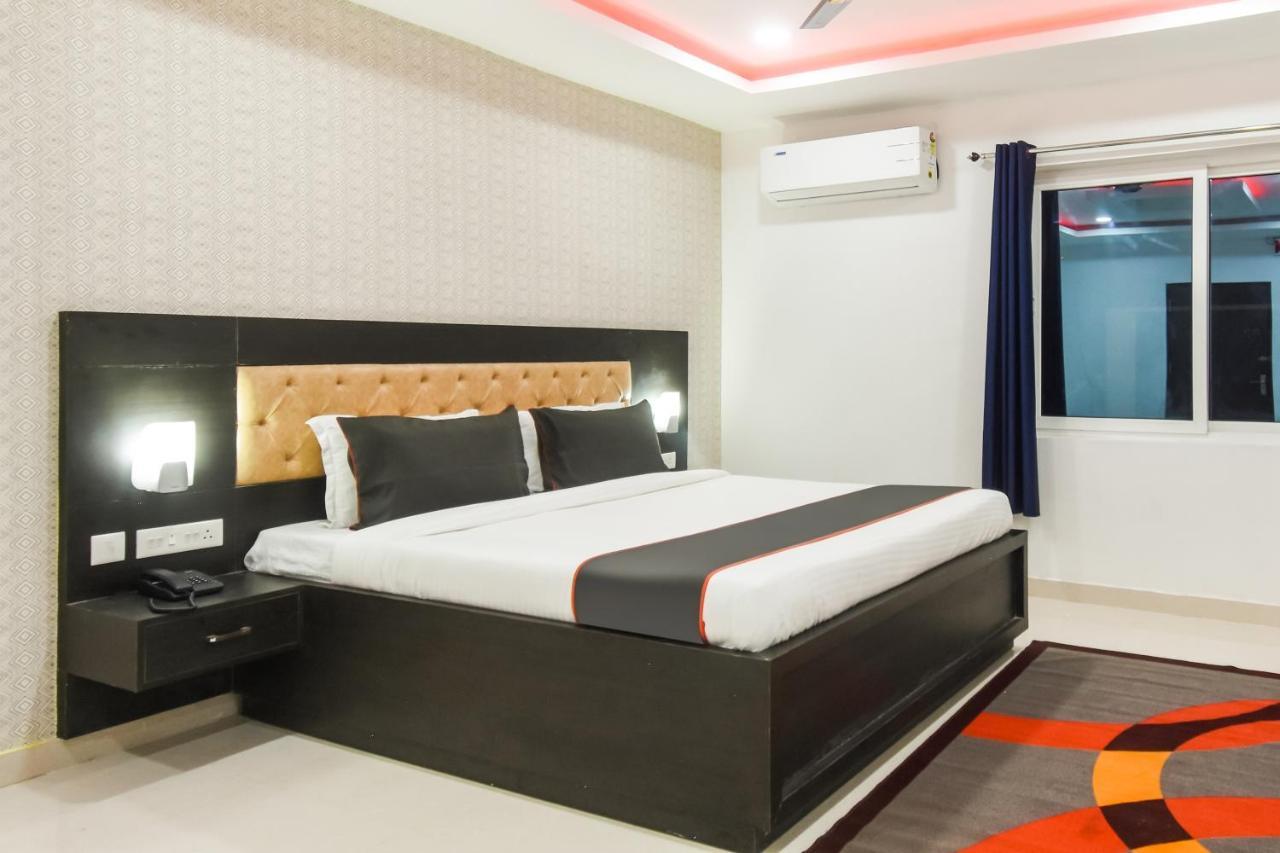 Collection O Red Velvet Premium Hotel Balianta Buitenkant foto