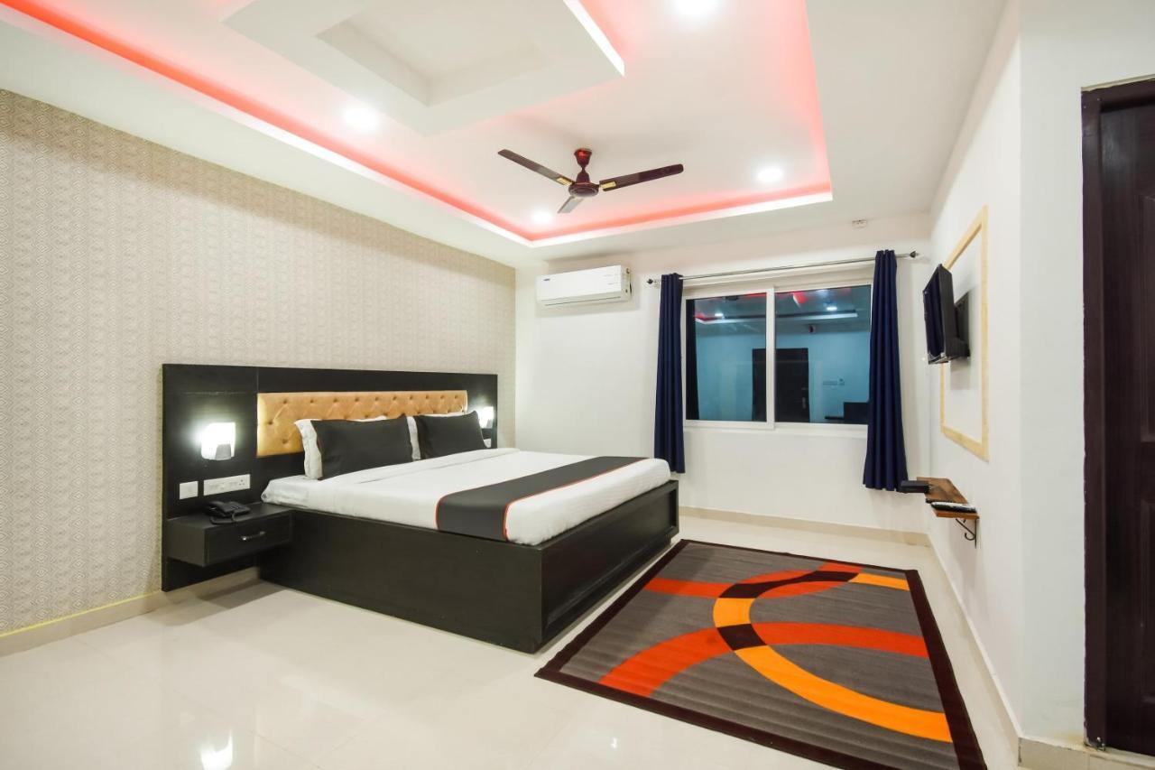 Collection O Red Velvet Premium Hotel Balianta Buitenkant foto