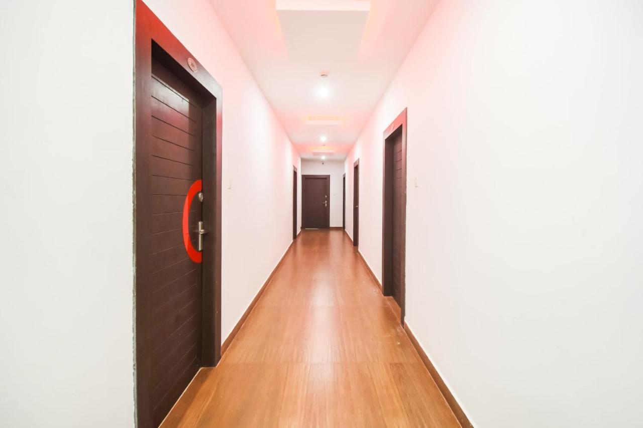 Collection O Red Velvet Premium Hotel Balianta Buitenkant foto