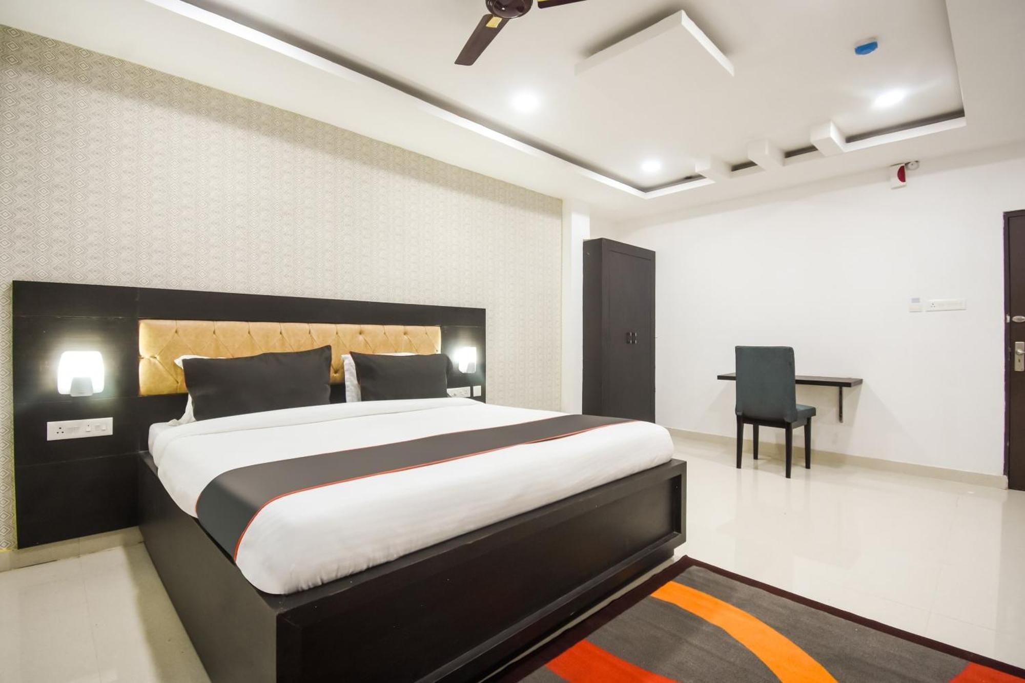 Collection O Red Velvet Premium Hotel Balianta Buitenkant foto