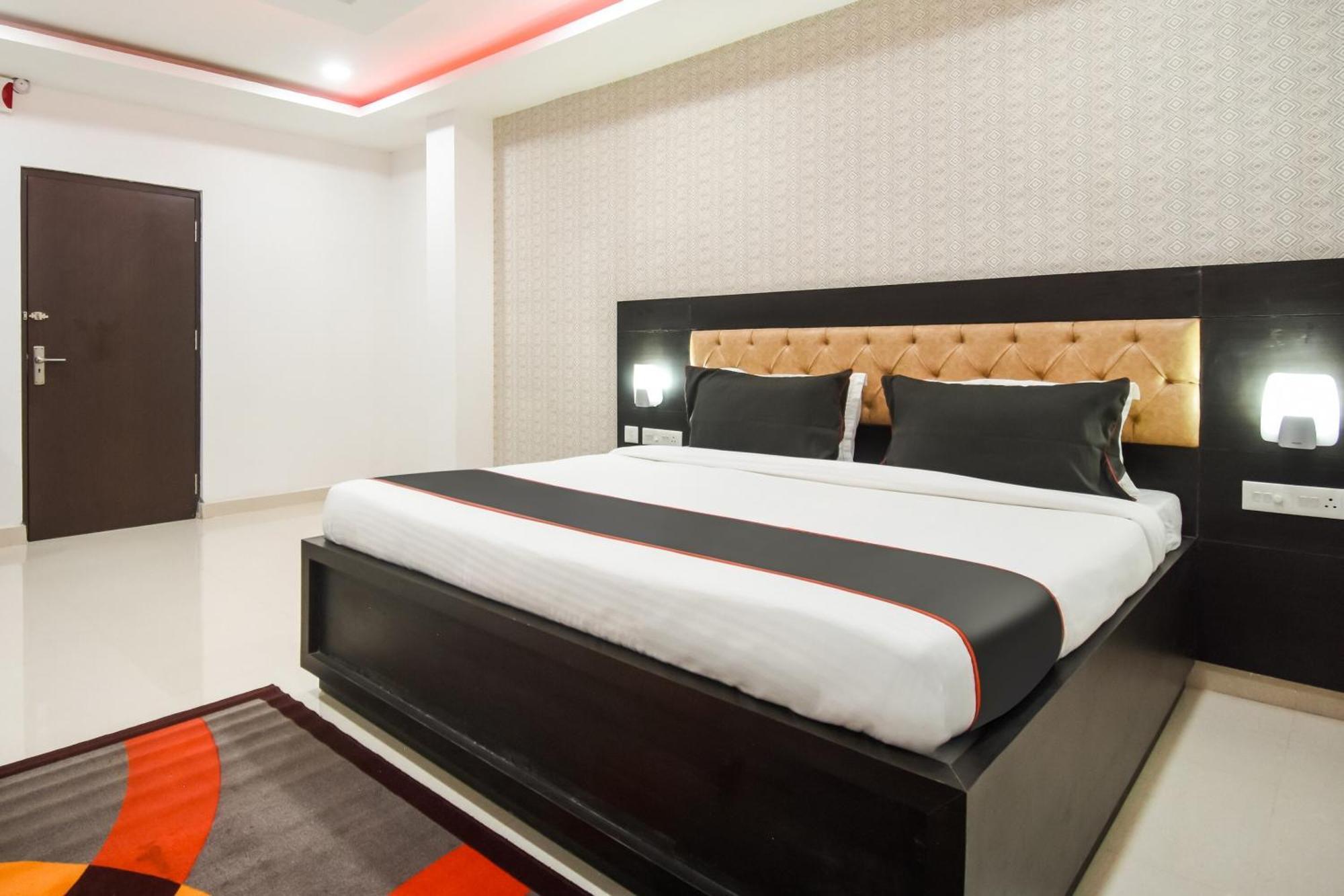 Collection O Red Velvet Premium Hotel Balianta Buitenkant foto