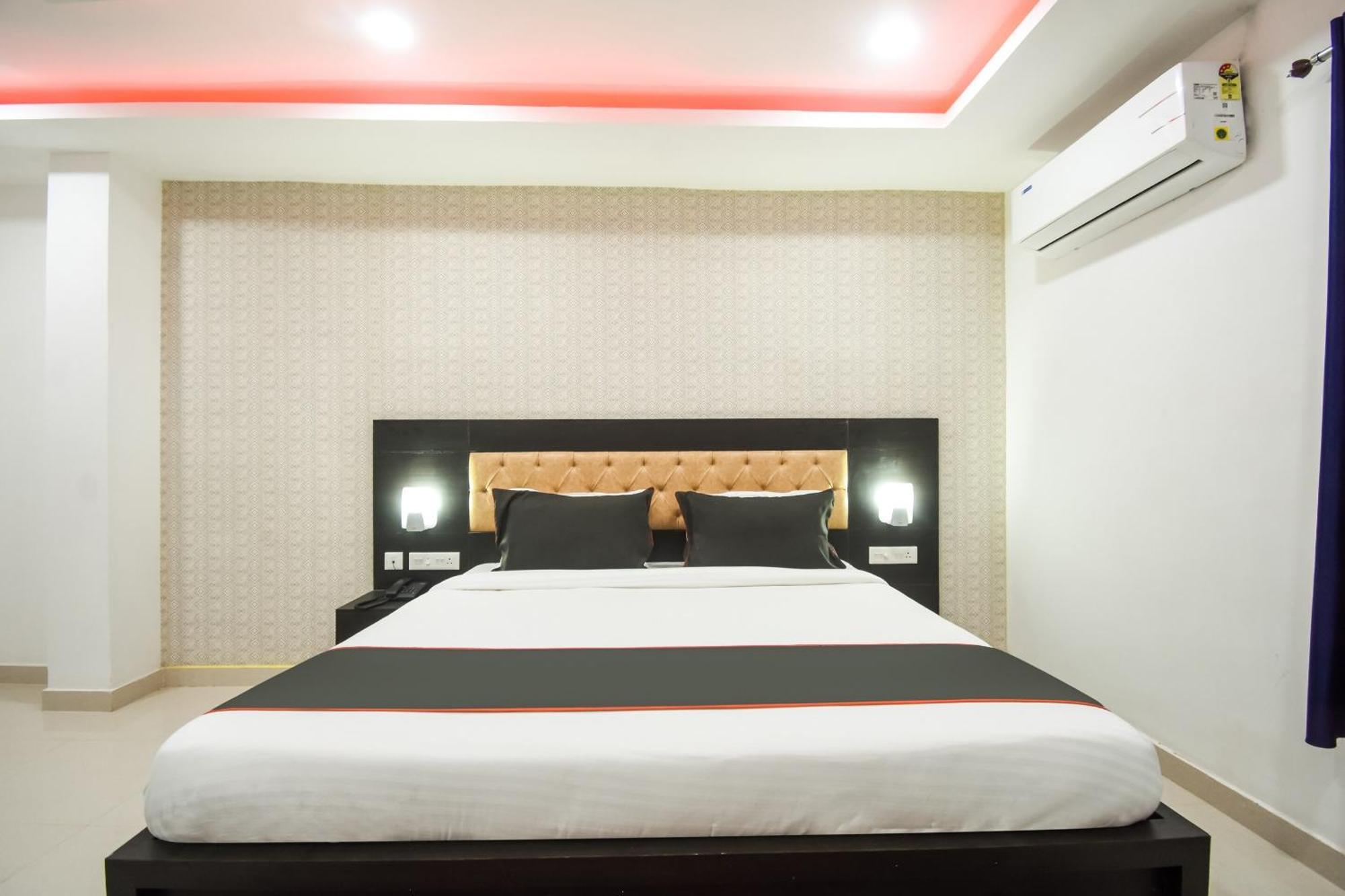 Collection O Red Velvet Premium Hotel Balianta Buitenkant foto